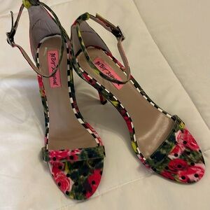 Betsy Johnson “Lylly” 7.5 B  NEW 3 1/2” heel